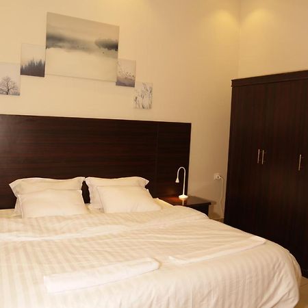 Spacious Apartments At Basla St 3 Mins From King Fahd Stadium Riad Exterior foto
