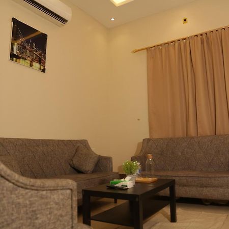 Spacious Apartments At Basla St 3 Mins From King Fahd Stadium Riad Exterior foto